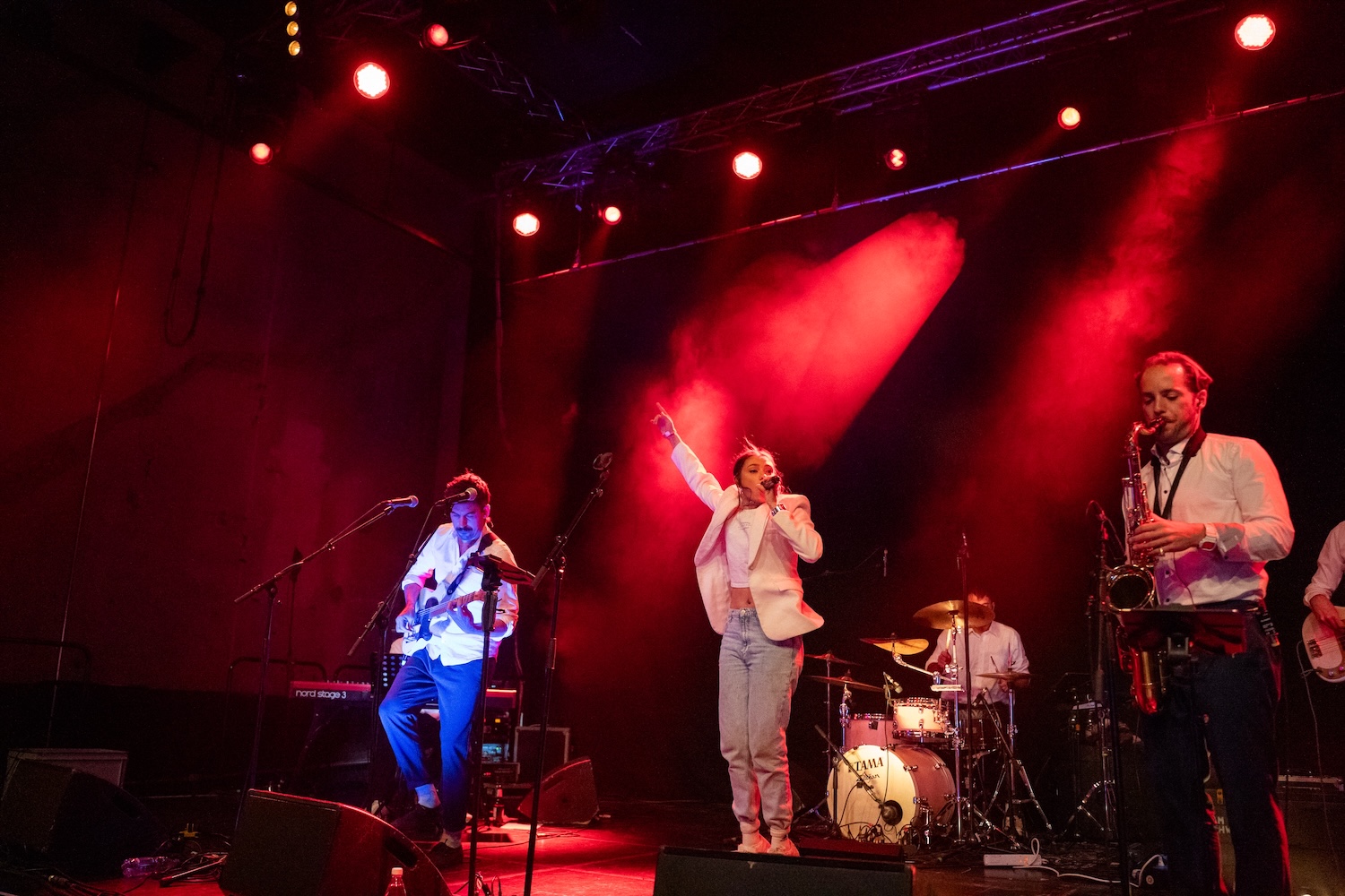 Liveband performt Klassiker und aktuelle Hits auf Hochzeit