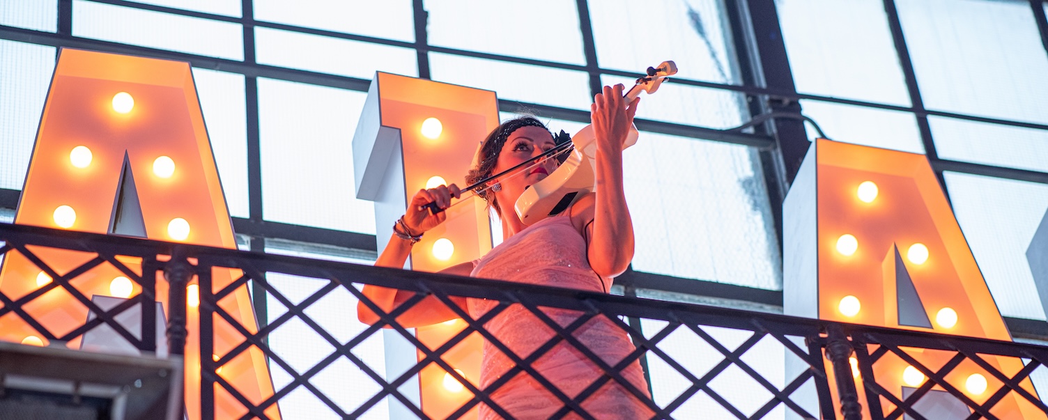 Romantische Livemusik mit Geige bei der Trauung