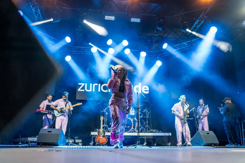 Hochzeitsband spielt live Musik bei einer Hochzeit in der Schweiz