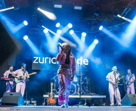 Partyband live auf der Bühne bei einem Event in der Schweiz