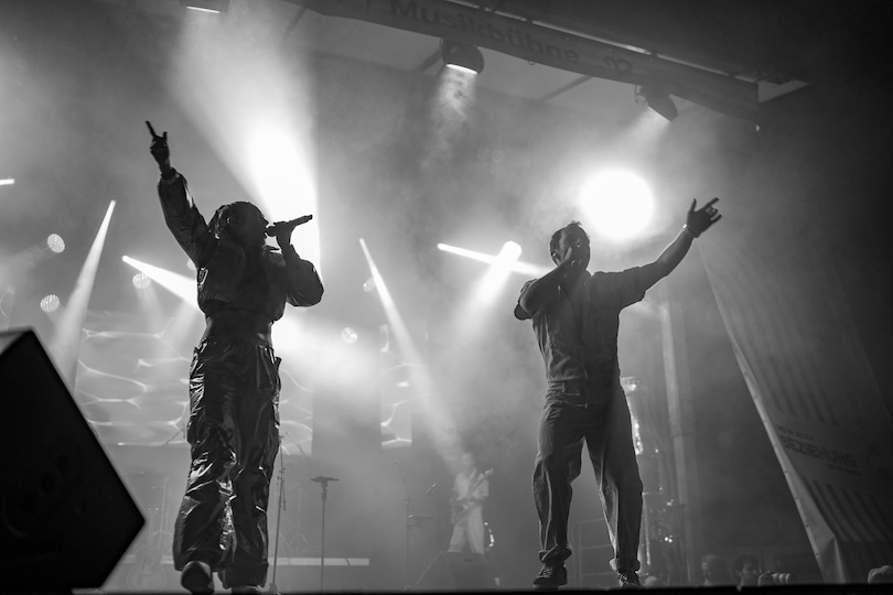 Band bringt Stimmung auf die Tanzfläche beim Hochzeitsfest