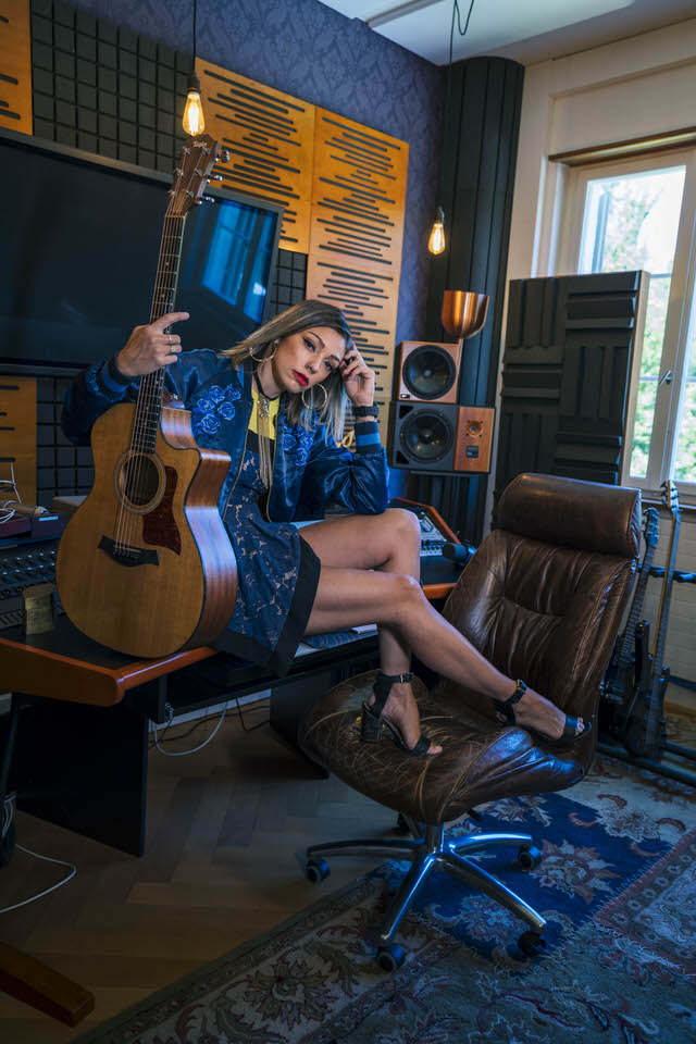 Musikerin im Studio komponiert individuelles Lied