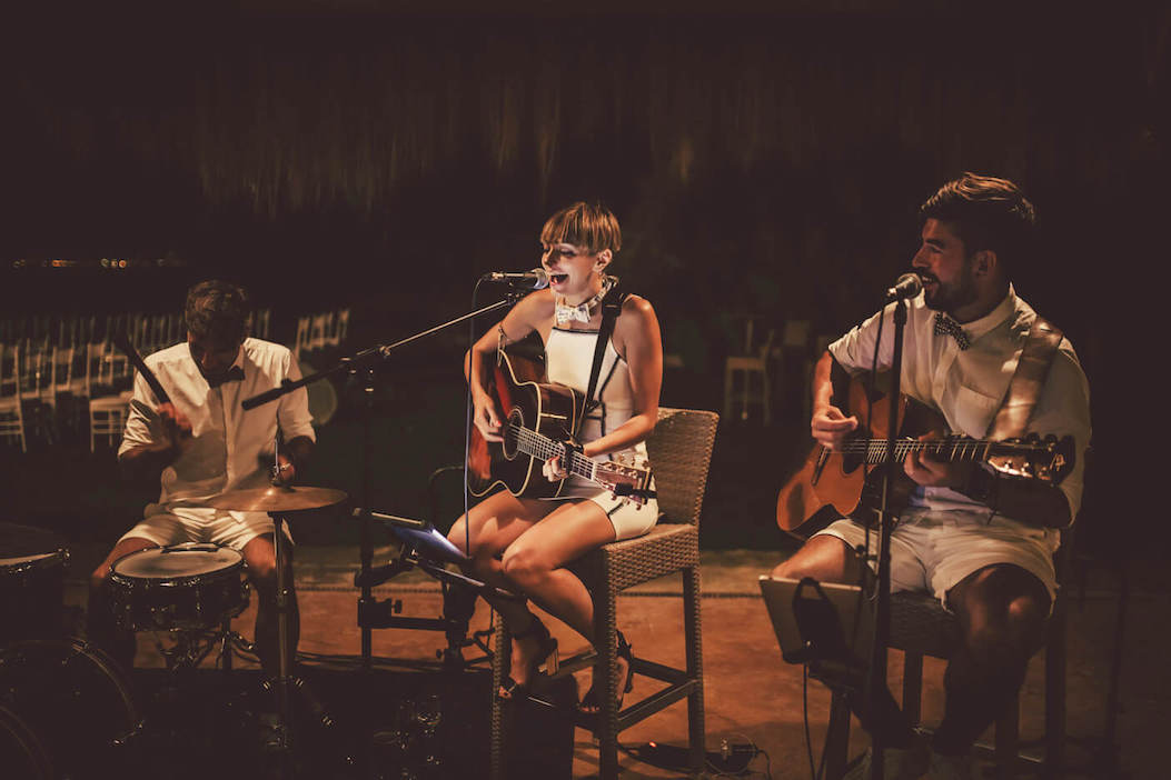 Sängerin der Dinnerband sorgt für stilvolle Livemusik beim Apéro