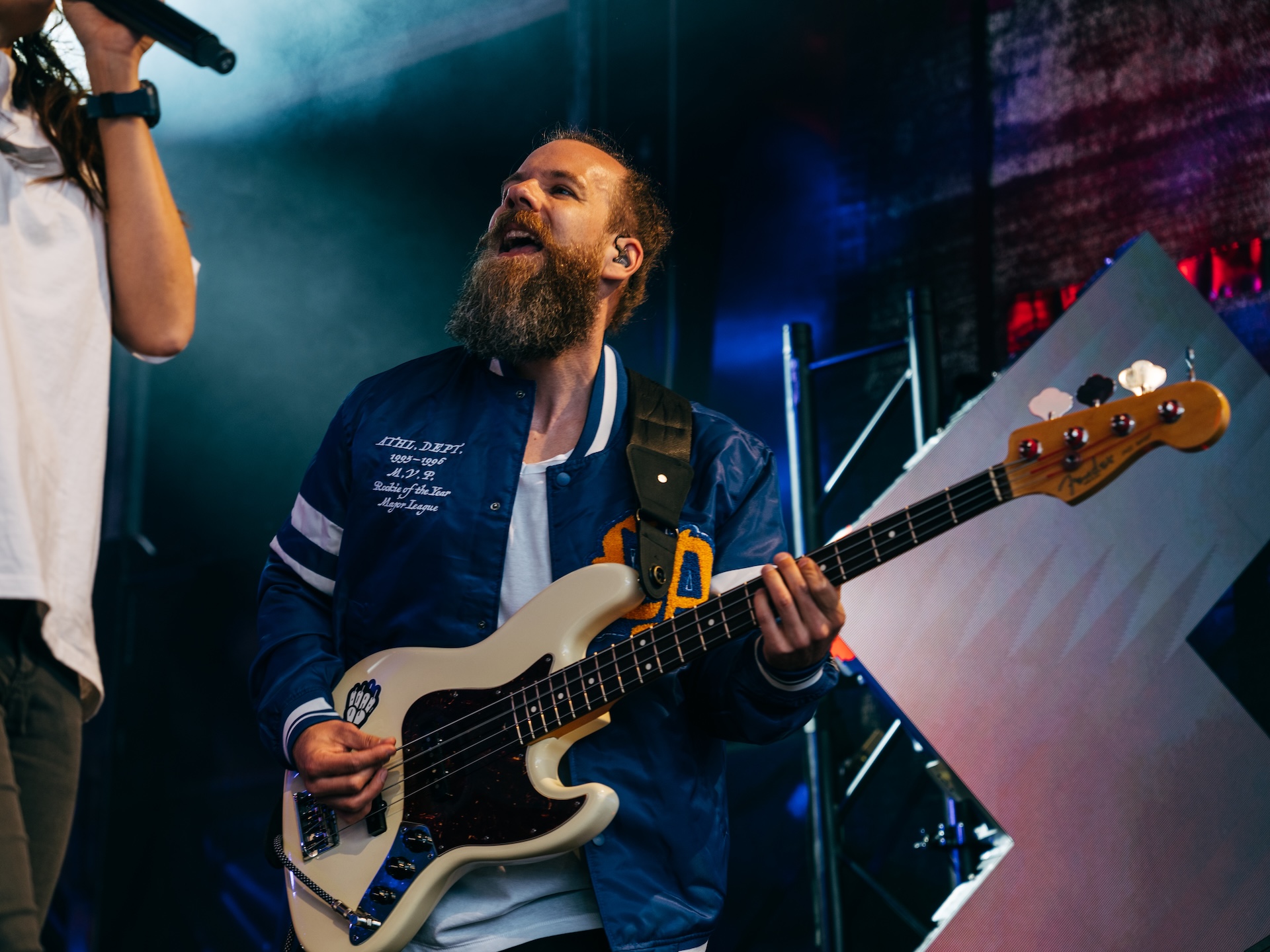 Bassist auf der Bühne mit Partyband Covered Music – Live-Auftritt mit Energie und Groove