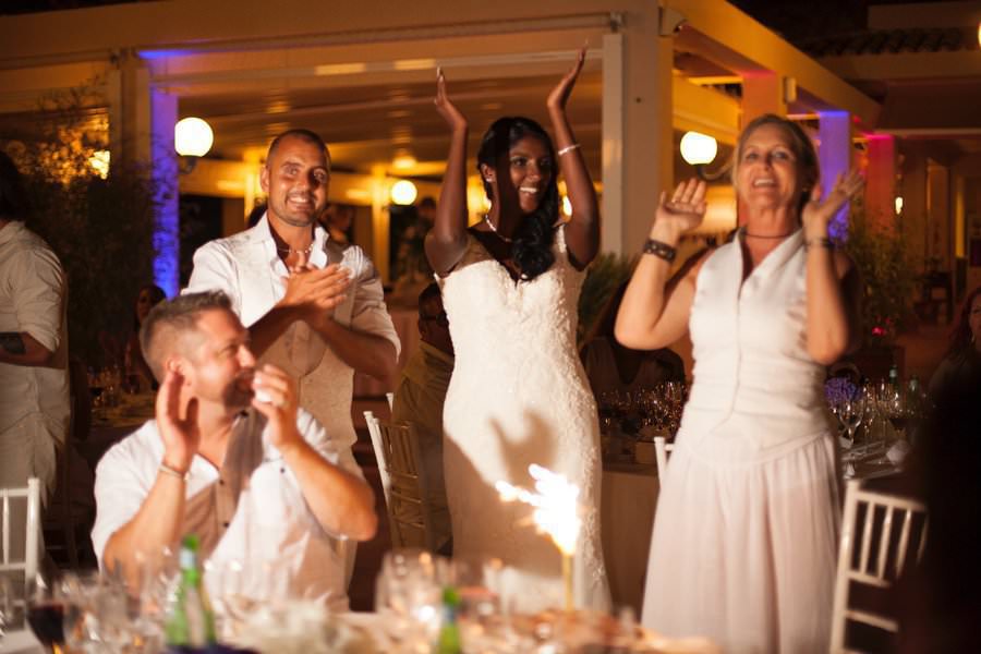 Hochzeitspaar feiert mit Live-Musik von Covered in Zürich