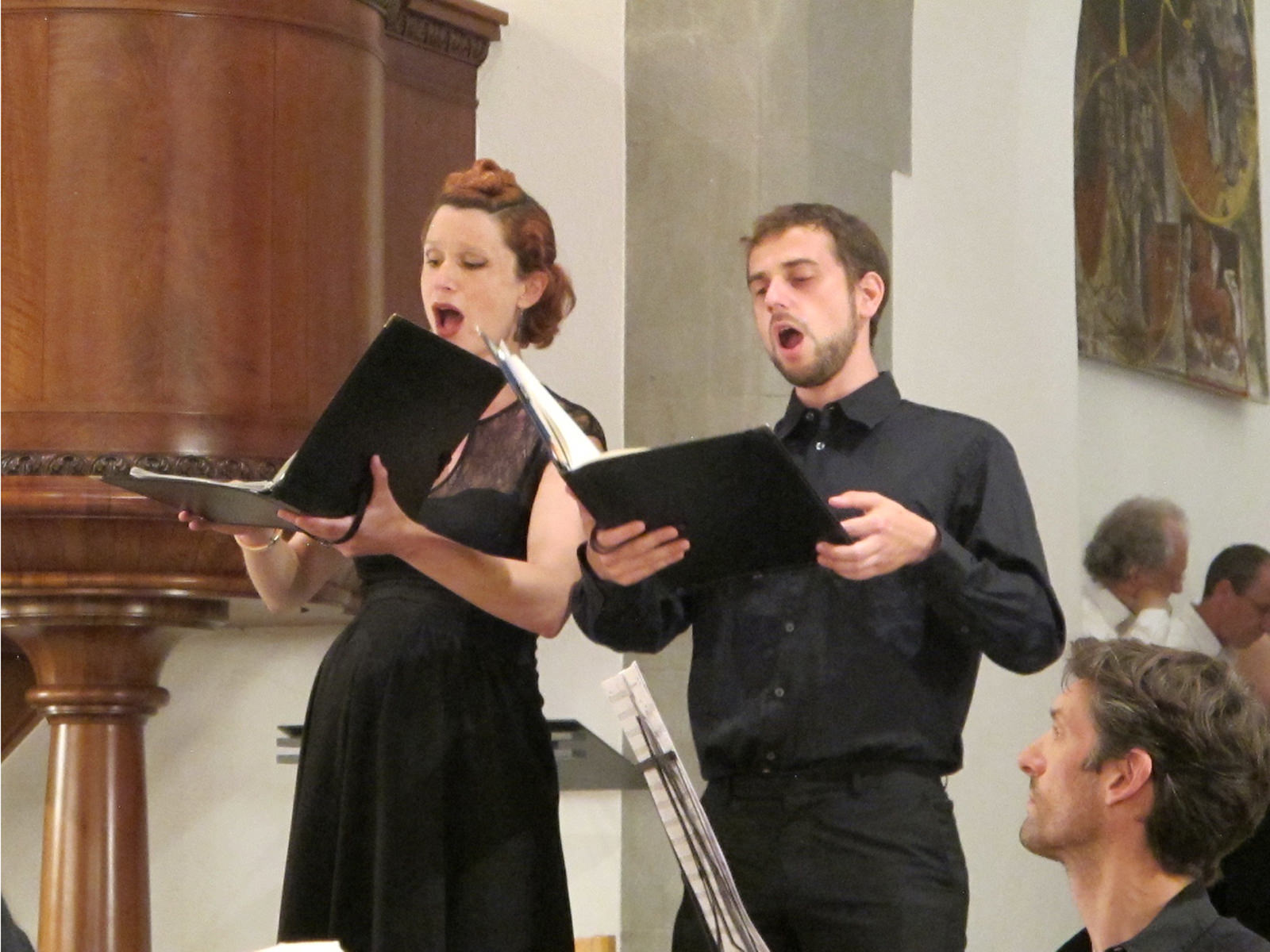 Klassischer Sänger und Sängerin Hochzeit begleitet von Piano und Chor