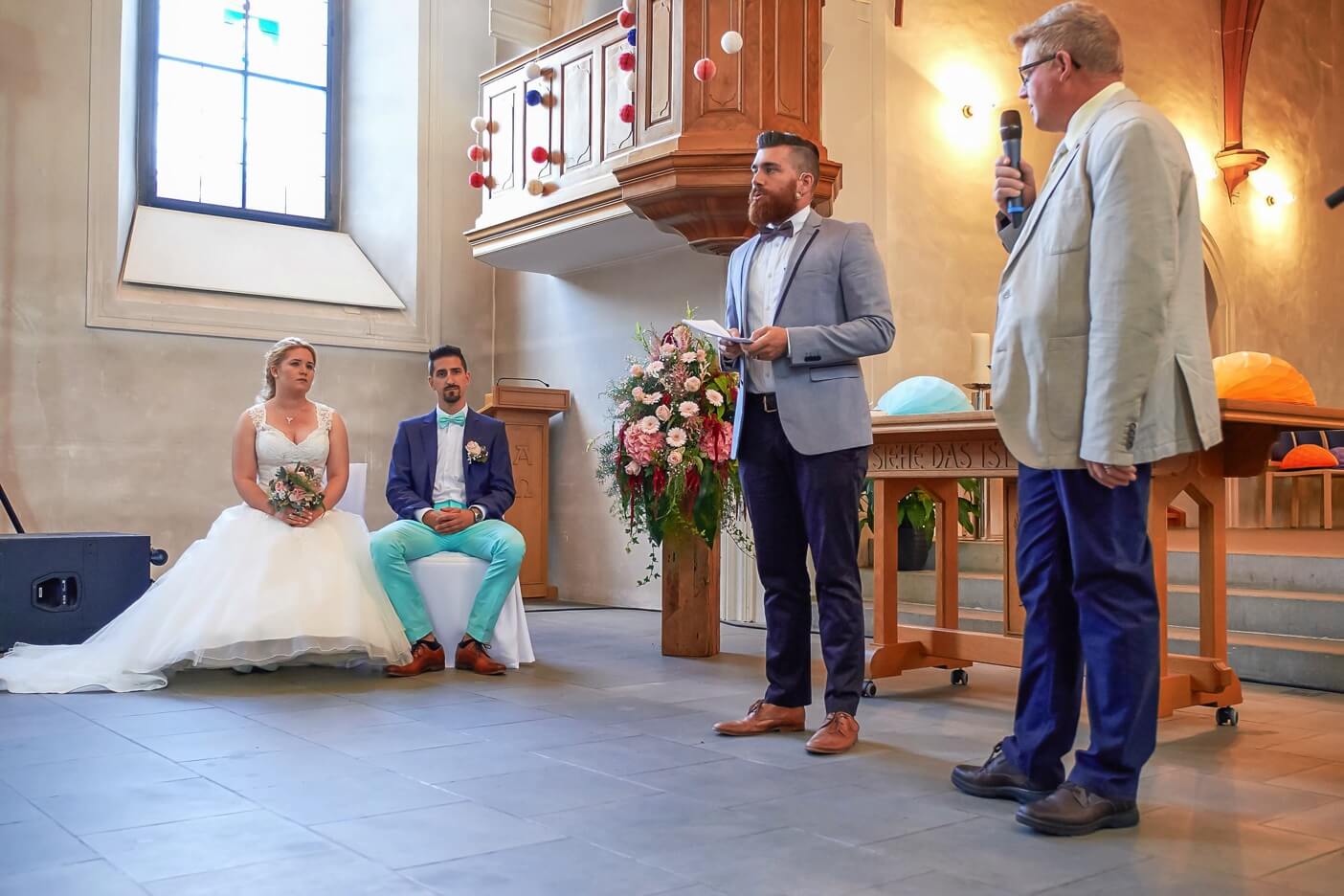 Klassischer Hochzeitssänger bei romantischer Trauung in der Schweiz