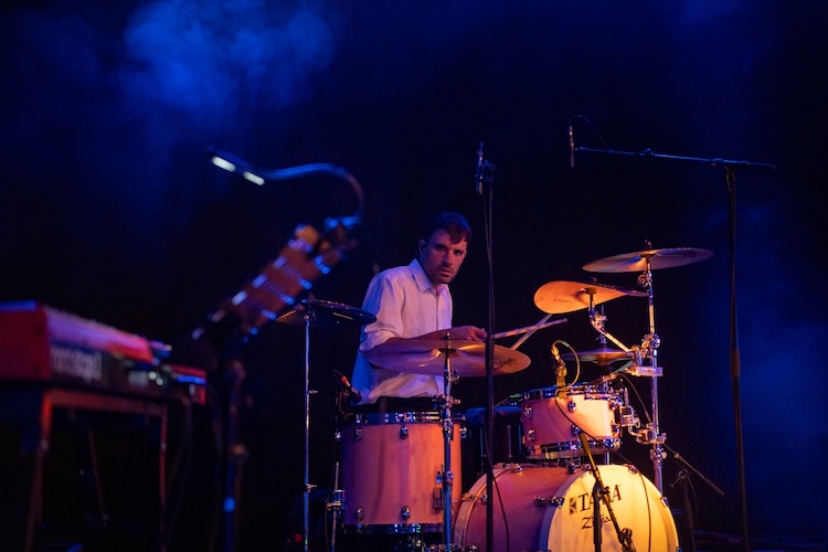 Liveband mit Drummer spielt bei Business-Event – Tanzfläche voll
