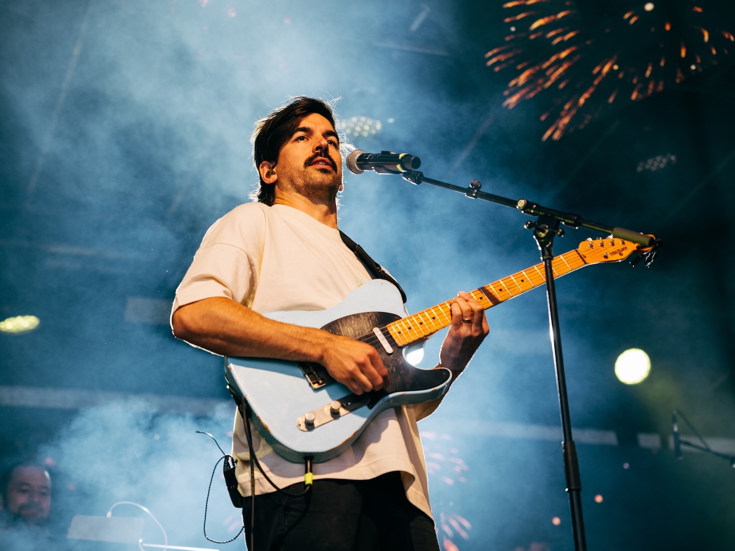 Schweizer Live-Band begeistert Gäste bei einem stilvollen Event mit Tanz und Livemusik.