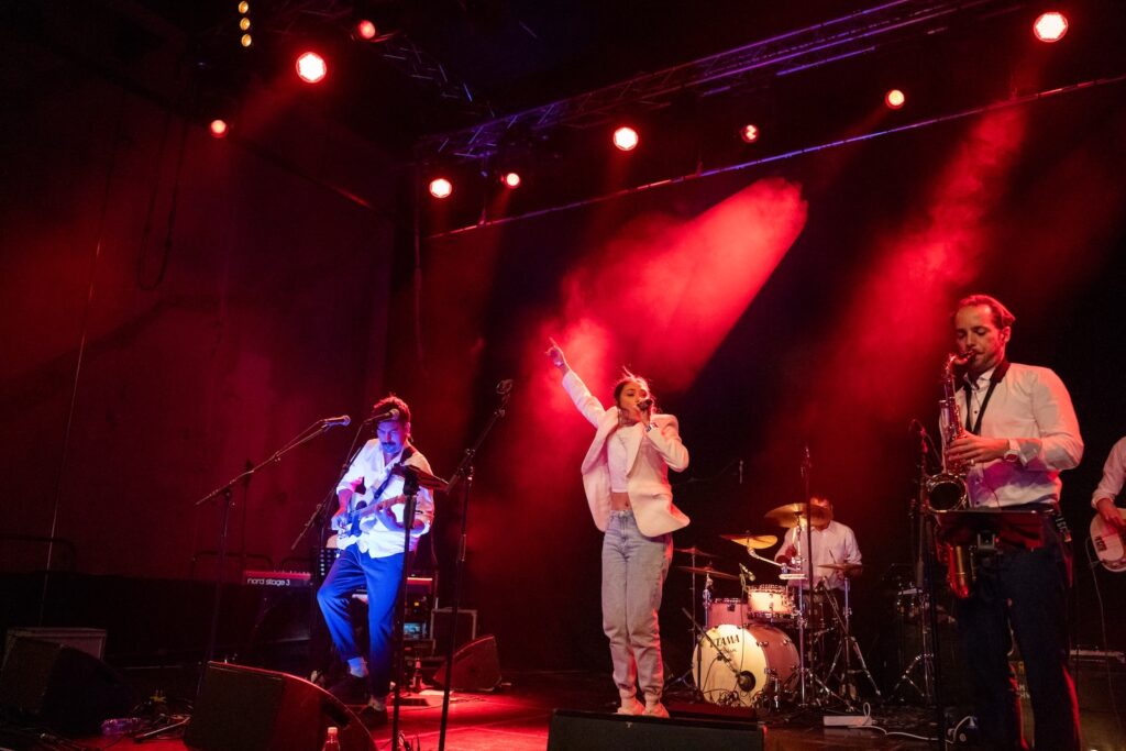 Saxophonist Änd Hauser spielt live bei Firmenfeier mit der Partyband Covered