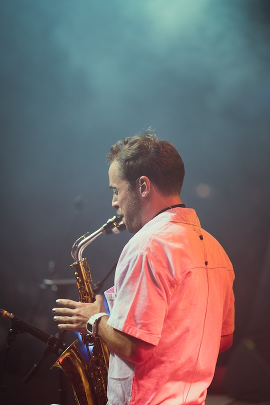 Saxophonist Änd Hauser und Sängerin Börni bei Hochzeitsparty in der Schweiz