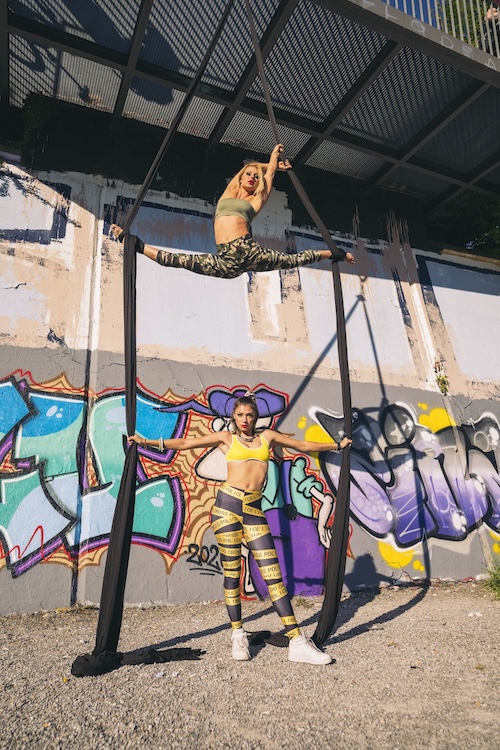 Showact mit Aerial Silk: Luftakrobatik am herabhängenden Tuch, kombiniert mit Live-Gesang, fließenden Bewegungen und eindrucksvoller Artistik über dem Publikum