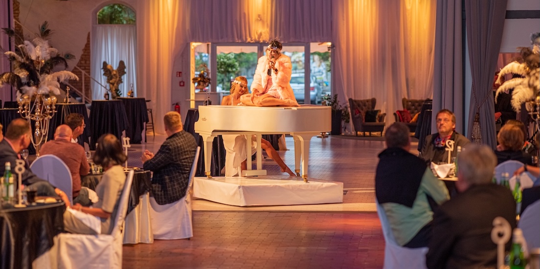 Sängerin performt am fahrenden Klavier als spektakulärer Showact auf einer