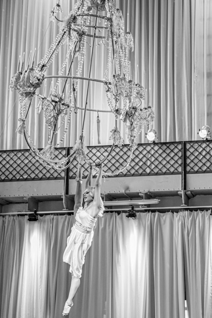 Eleganter Showact mit Luftakrobatik und Live-Gesang an einem schwebenden Kronleuchter – Highlight für Galas und exklusive Events