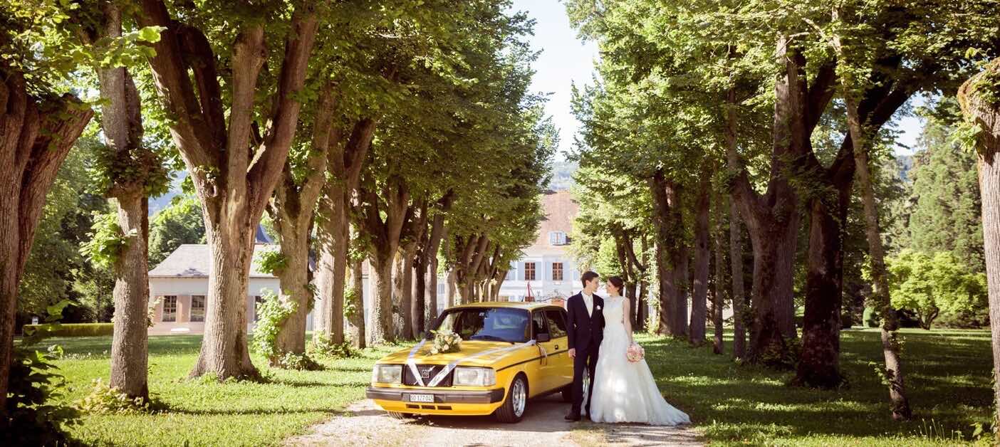 Hochzeitspaar in Luzern tanzt und feiert zur Live-Musik von Covered, der professionellen Partyband für Hochzeiten