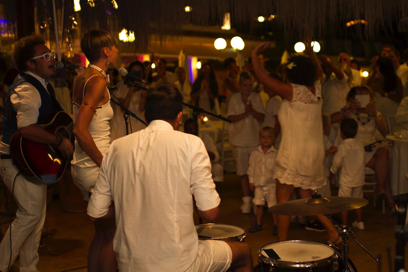 Covered als Hochzeitsband in Basel sorgt für eine riesige Party mit ausgelassener Stimmung und tanzenden Gästen