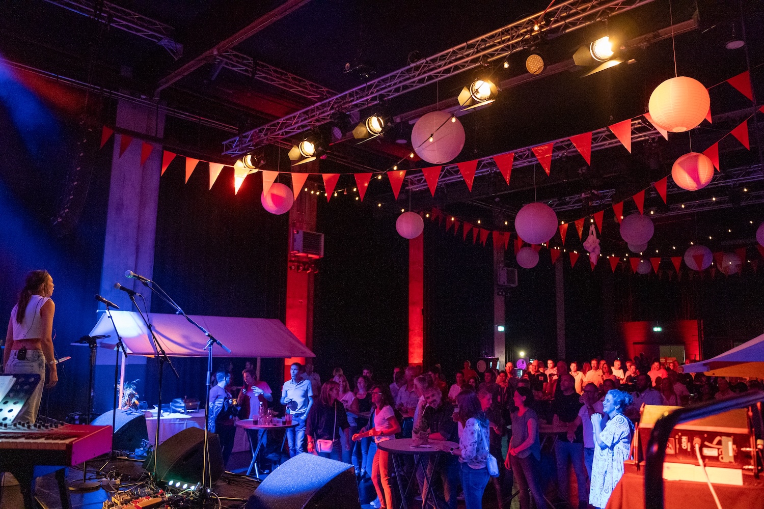Gäste tanzen ausgelassen bei Firmenfeier mit Covered, der Partyband Luzern